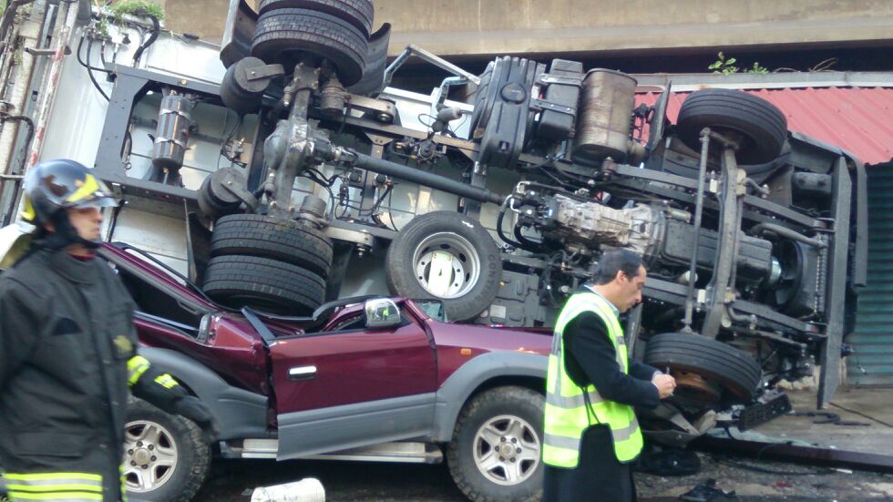Reggio, veicolo raccolta rifiuti sbatte con un camion
poi vola dalla tangenziale e schiaccia auto in transito