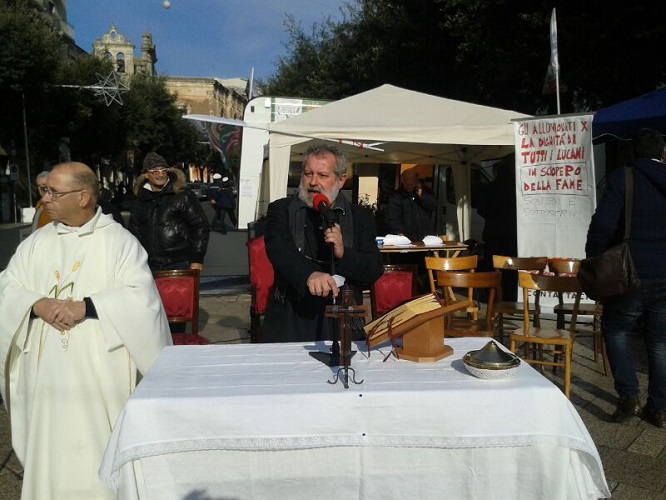 Matera, in 500 per la messa dedicata agli alluvionati
Monsignor Ligorio: “I politici ascoltino e diano risposte”