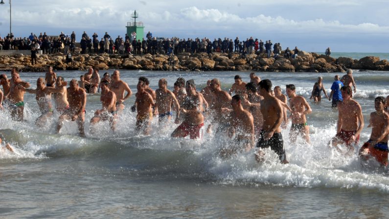 Le foto del tradizionale tuffo di capodanno
a Catanzaro, Reggio Calabria e nel Crotonese
