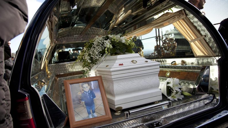 FOTO - Le lacrime della mamma e i fiori bianchi Le foto dei funerali di Cocò a Cassano