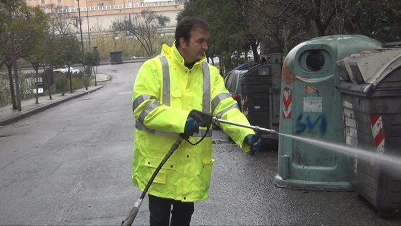 Le foto: il sindaco di Cosenza 
in versione operatore ecologico