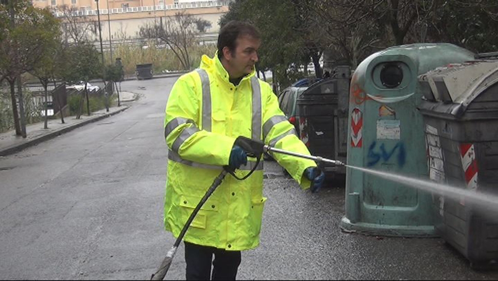 Le foto: il sindaco di Cosenza 
in versione operatore ecologico