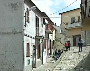 Frana al rione Carvutto di Stigliano
il sindaco: «Mercoledì conferenza di servizio»