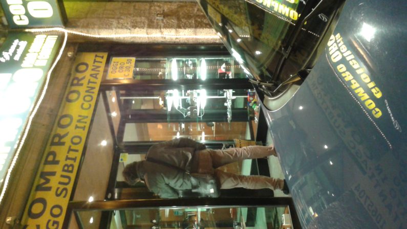 Rapina a mano armata al Compro oro
Erano in due, in pieno giorno