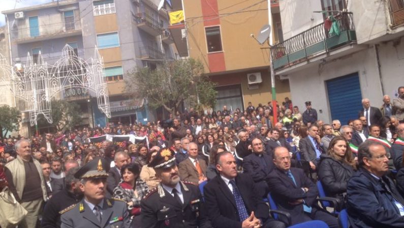 Petilia ricorda Lea Garofalo con un monumento
Il presidente Grasso: «Per noi una speranza»