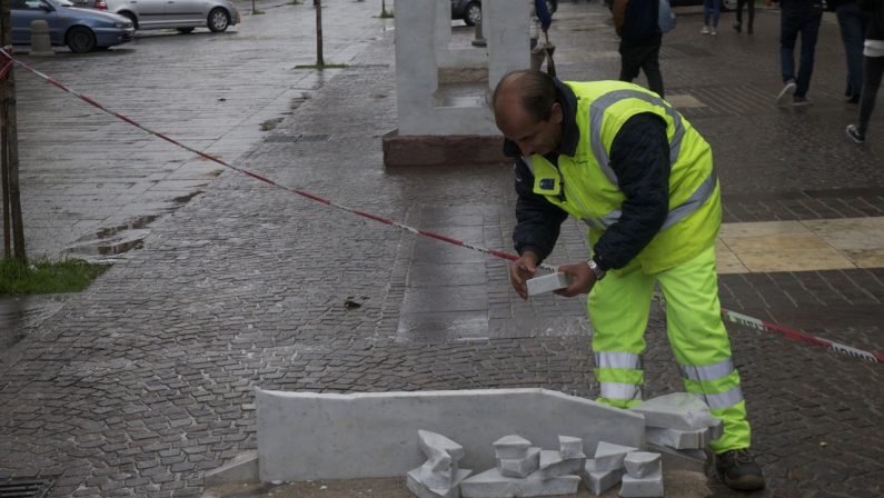 Prima e dopo: le foto della “colonna” di Sosno
distrutta dal camion della spazzatura a Cosenza