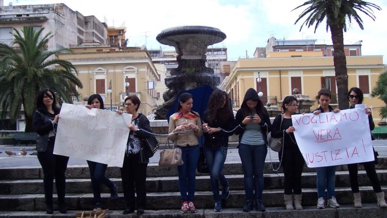 La protesta delle donne: si incatenano in piazza
contro le condanne al clan Pesce della 'ndrangheta
