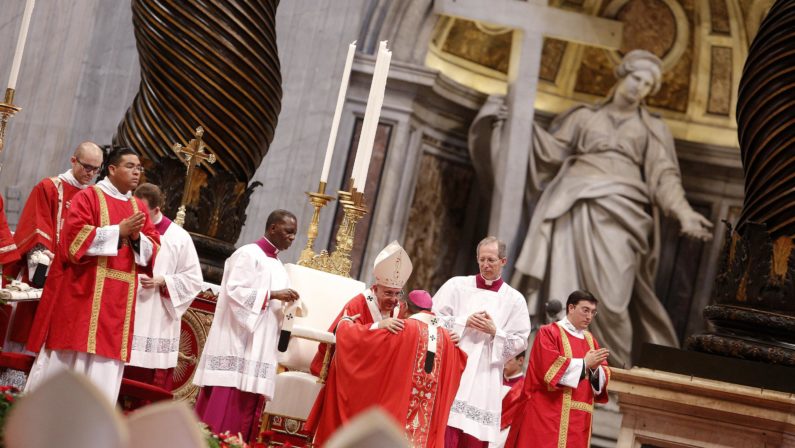 Il Papa consegna il pallio al vescovo di Reggio Calabria
e ammonisce: «Pastori non cerchino appoggio dei potenti»