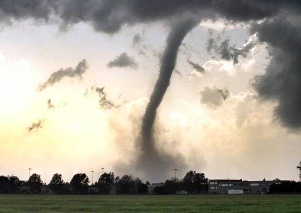 Violenta tromba d'aria si abbatte sul Cosentino
Danni a stabilimenti balneari e nei centri storici