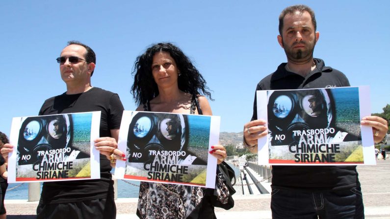 Armi siriane, protesta per il trasbordo: le foto
dei flash mob a Reggio Calabria e San Ferdinando