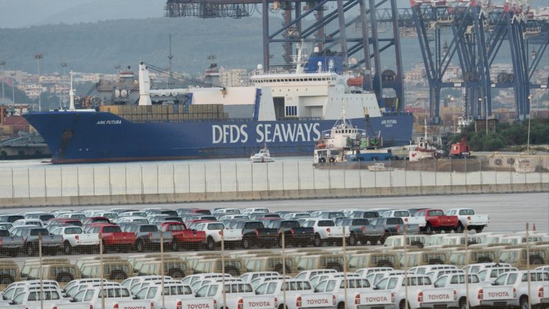 Sit in dei lavoratori al porto di Gioia Tauro«Nessuna prospettiva di ripresa per Blg Auto»