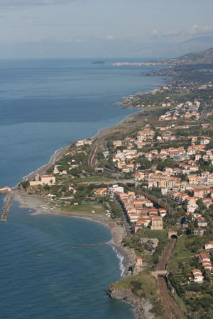 Fanghi di depurazione abbandonati
sulla costa tirrenica cosentina