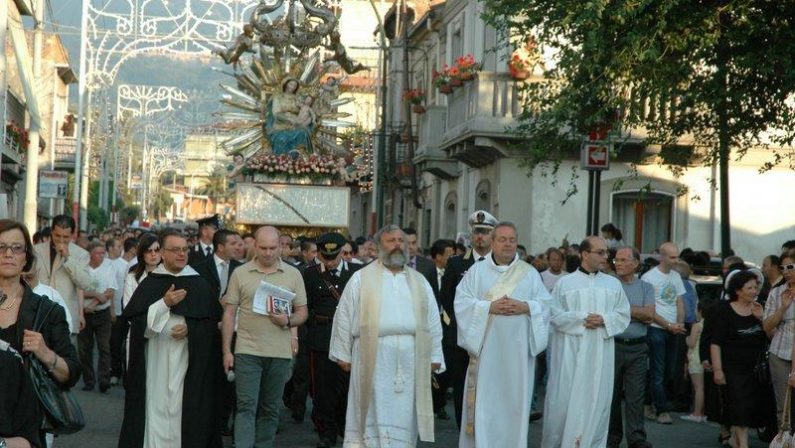 La statua della Madonna fa l'inchino al bossIl maresciallo dei carabinieri lascia la processione