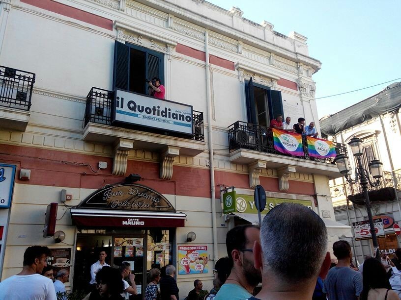 FOTO – Le immagini della festa del Gay pride che ha riempito di colori Reggio Calabria
