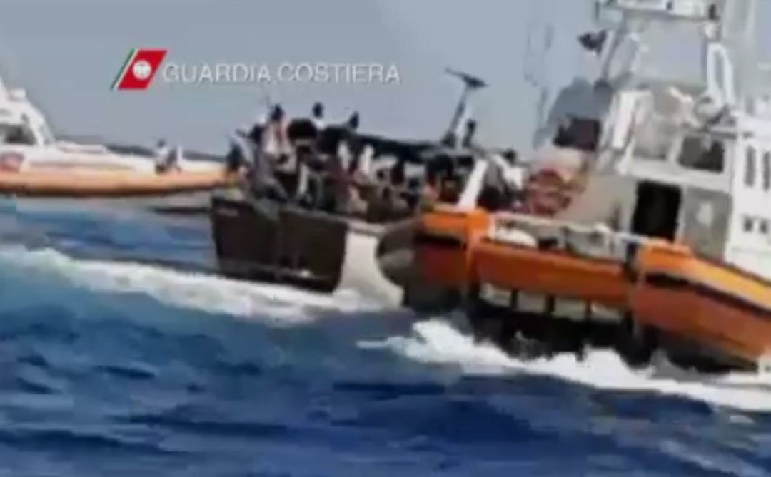 Nuovo sbarco di migranti a Roccella Ionica
Arrivate in barca a vela 73 persone – VIDEO