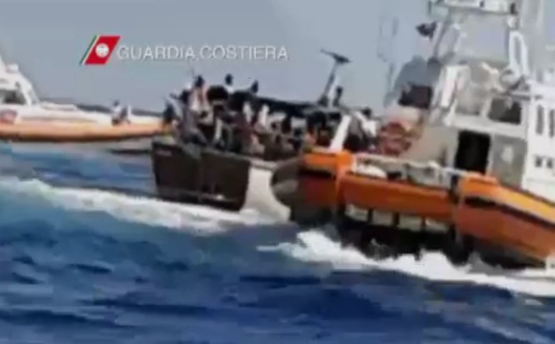Nuovo sbarco di migranti a Roccella Ionica
Arrivate in barca a vela 73 persone – VIDEO
