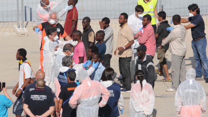A Reggio arrivano i 1700 della nave San Giusto
e sulla costa crotonese sbarcano altri 94 profughi