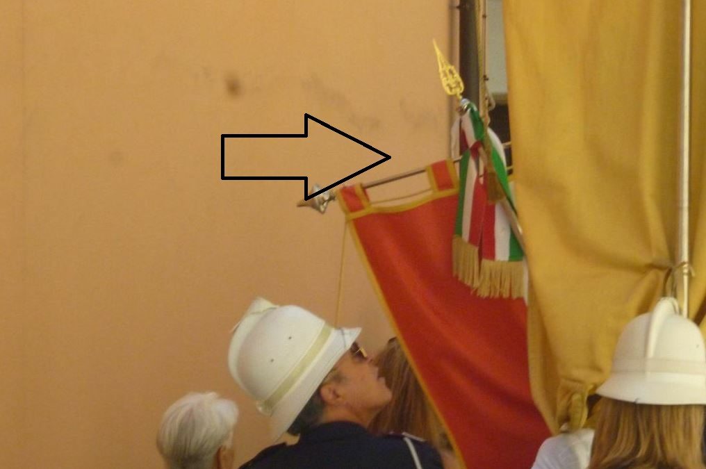 Il sindaco ha perso le staffe a San Rocco
Il gonfalone al centro della querelle