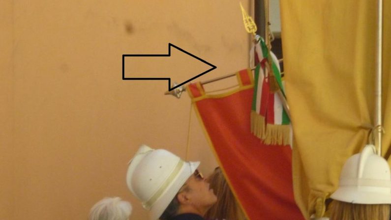 Il sindaco ha perso le staffe a San Rocco
Il gonfalone al centro della querelle