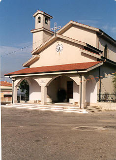 Finisce di celebrare la messa e scopre
che gli hanno tagliato le gomme dell'auto