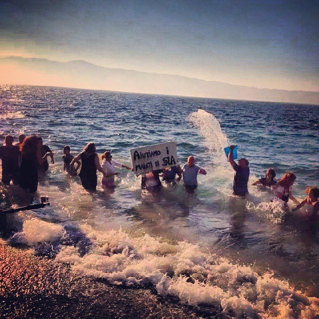 Basta doccia gelata: Reggio Calabria lancia la sfida del tuffo collettivo contro la Sla