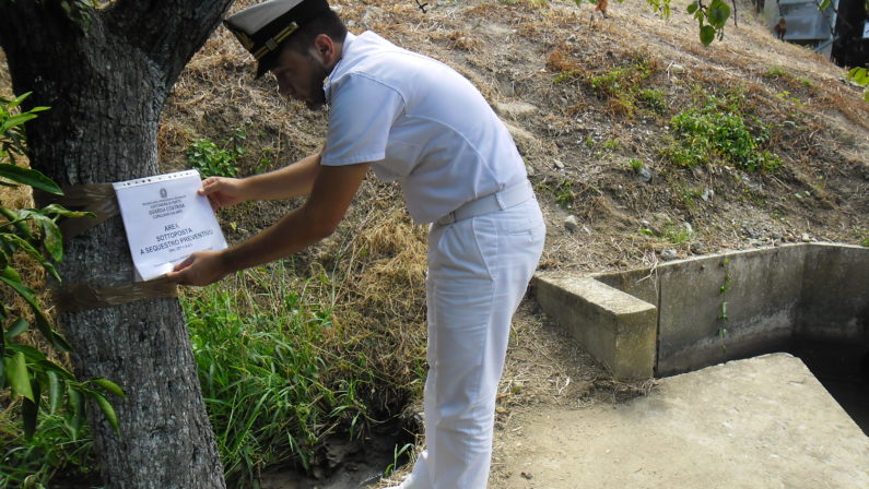 Liquami fognari sversati nei terreni
Sequestrati fosso di scolo e torrente