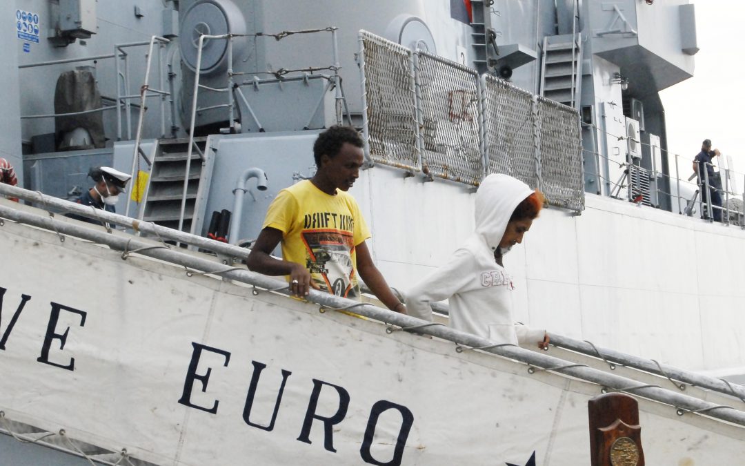 Gli immigrati sbarcati a Crotone, i volti della sofferenza e la speranza dei bambini