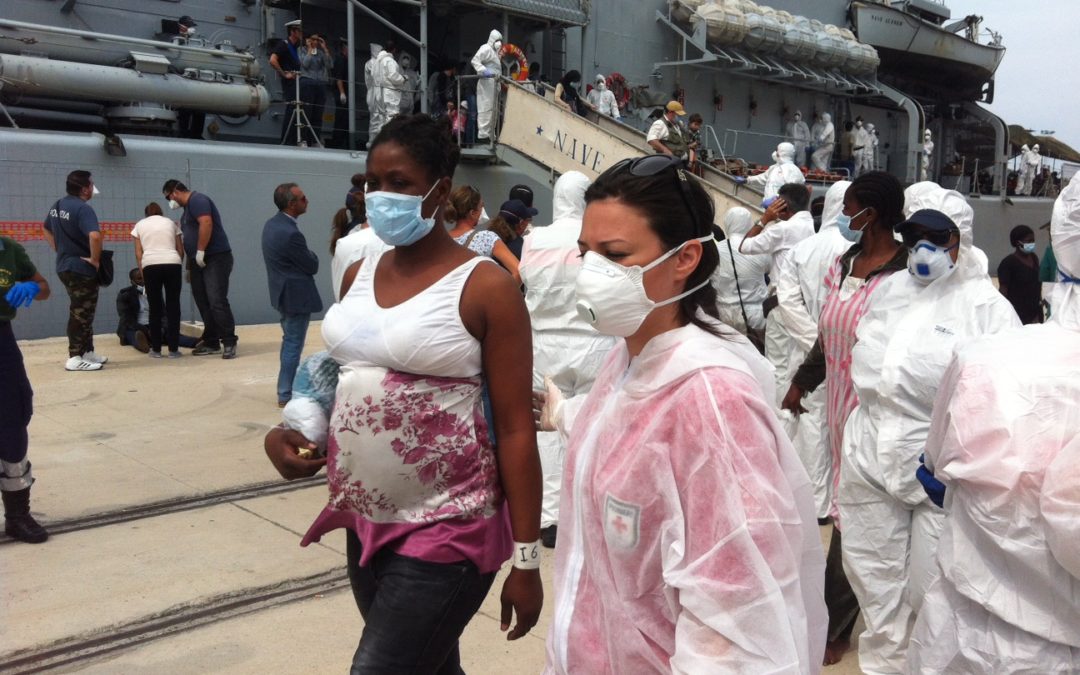 Arrivati altri 880 migranti al porto di Reggio Calabria
Tra loro donne incinta e bambini, a bordo un cadavere