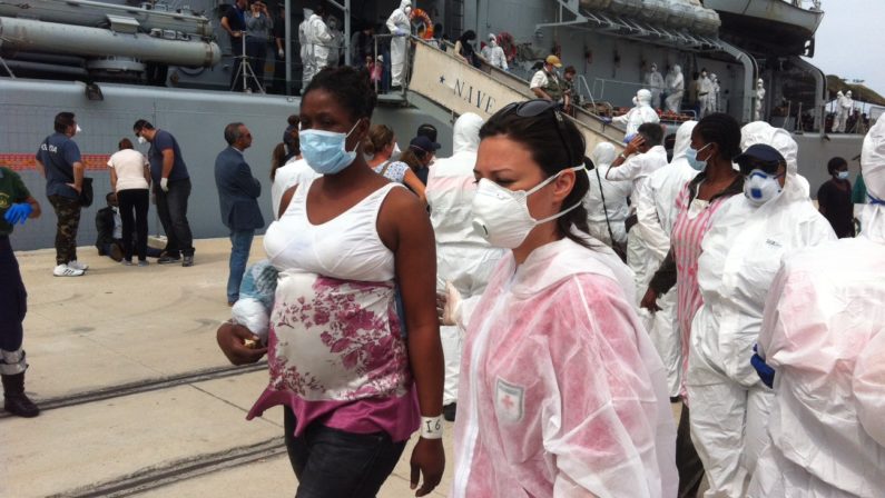 Arrivati altri 880 migranti al porto di Reggio Calabria
Tra loro donne incinta e bambini, a bordo un cadavere