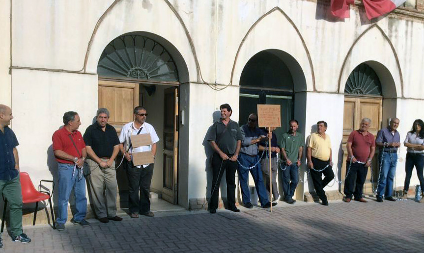 Lavoratori bernaldesi in mobilità
si incatenano davanti al Municipio