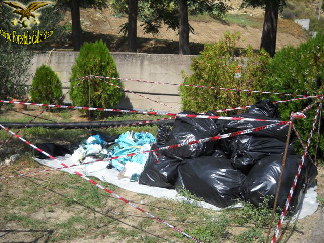 Rifiuti speciali di una clinica gettati
nei cassonetti della spazzatura nel Crotonese