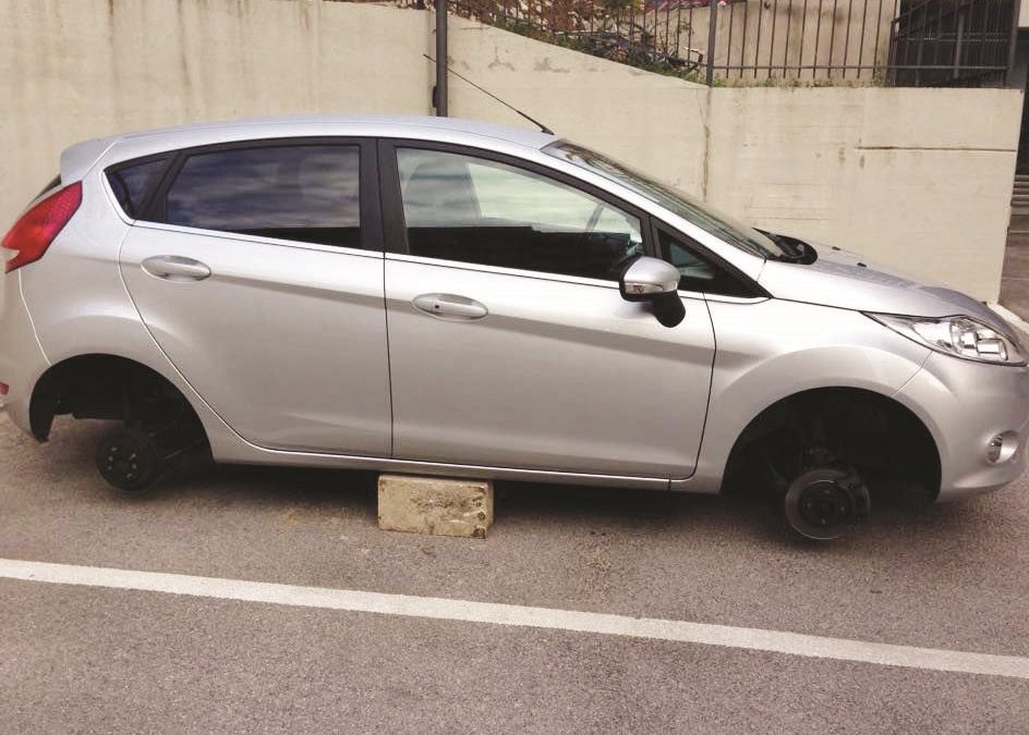 Torna la banda del mattone
Rubano le gomme dalle utilitarie