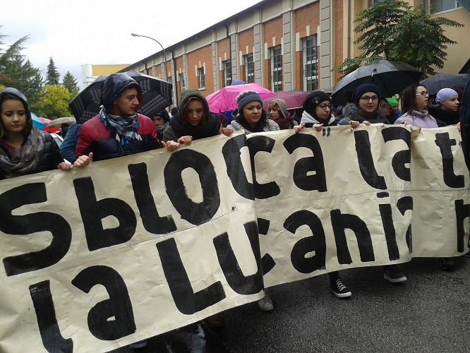 In piazza contro le trivelle selvagge
FOTOGALLERY/Gli striscioni