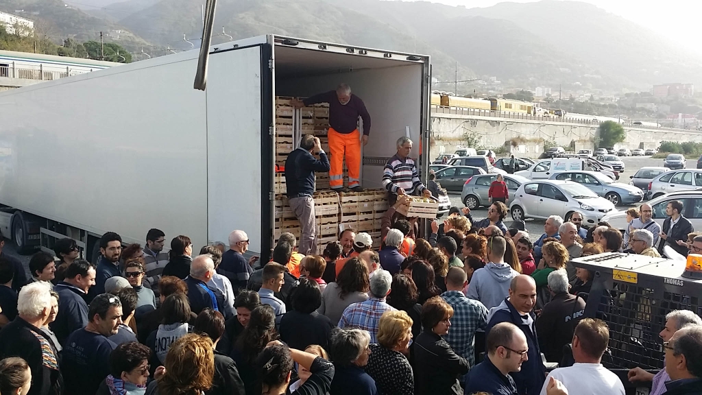 Frutta gratis per tutti: Calabria invasa dalle donazioni. E i commercianti protestano