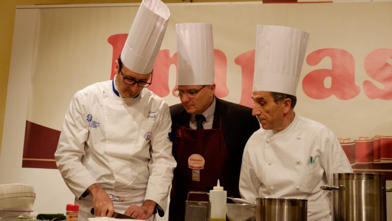 Sfida ai fornelli tra i sindaci
Dario De Luca e Salvatore Adduce