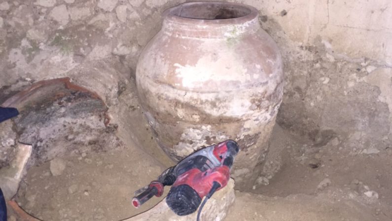 Rubano antiche giare da frantoio
Quattro arresti nel Vibonese