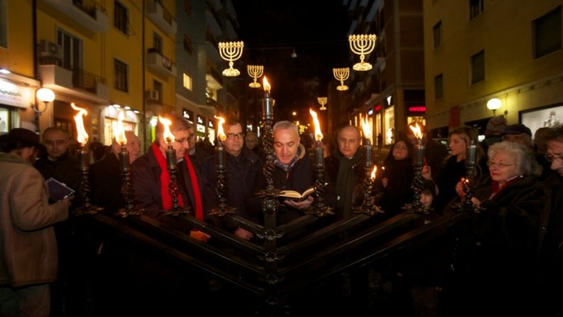 Ebraismo, Cosenza celebra la Chanukkah
Messaggio di pace per la festa della luce
