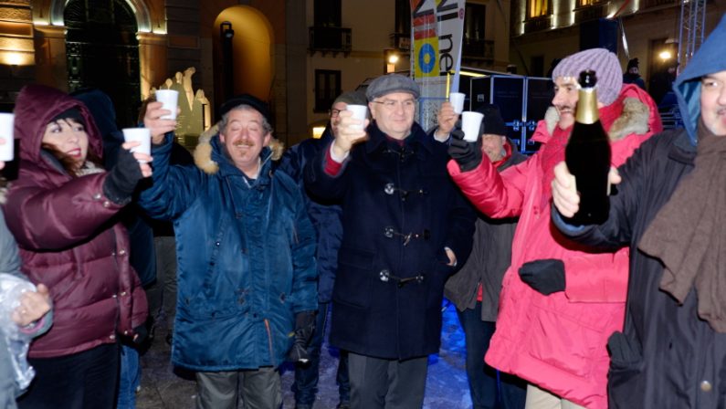 Capodanno a Potenza con il gelo 
Pochi coraggiosi in piazza per il brindisi