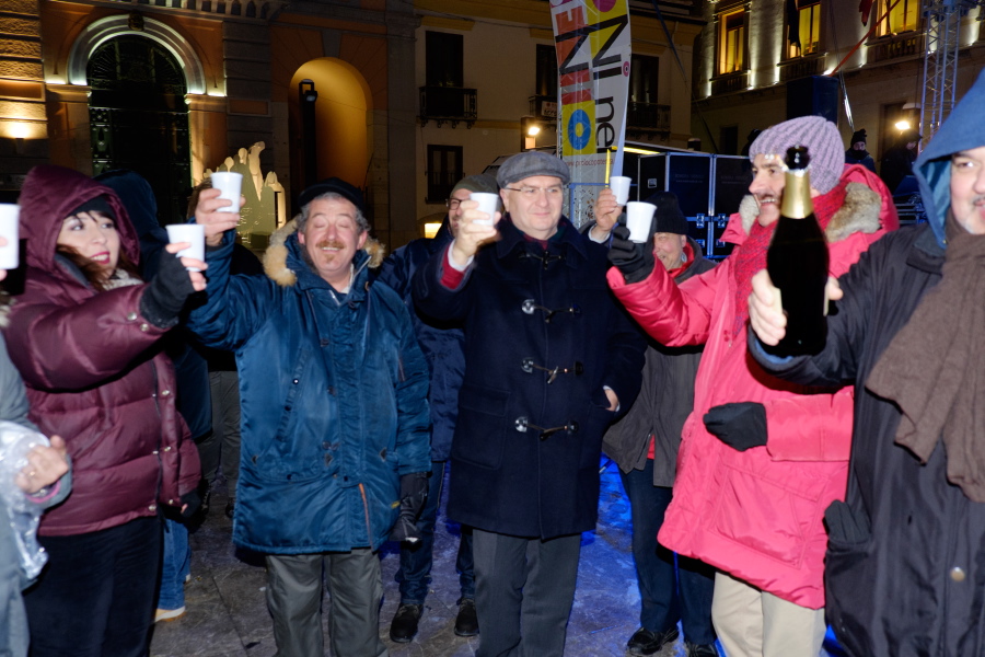 Capodanno a Potenza con il gelo 
Pochi coraggiosi in piazza per il brindisi