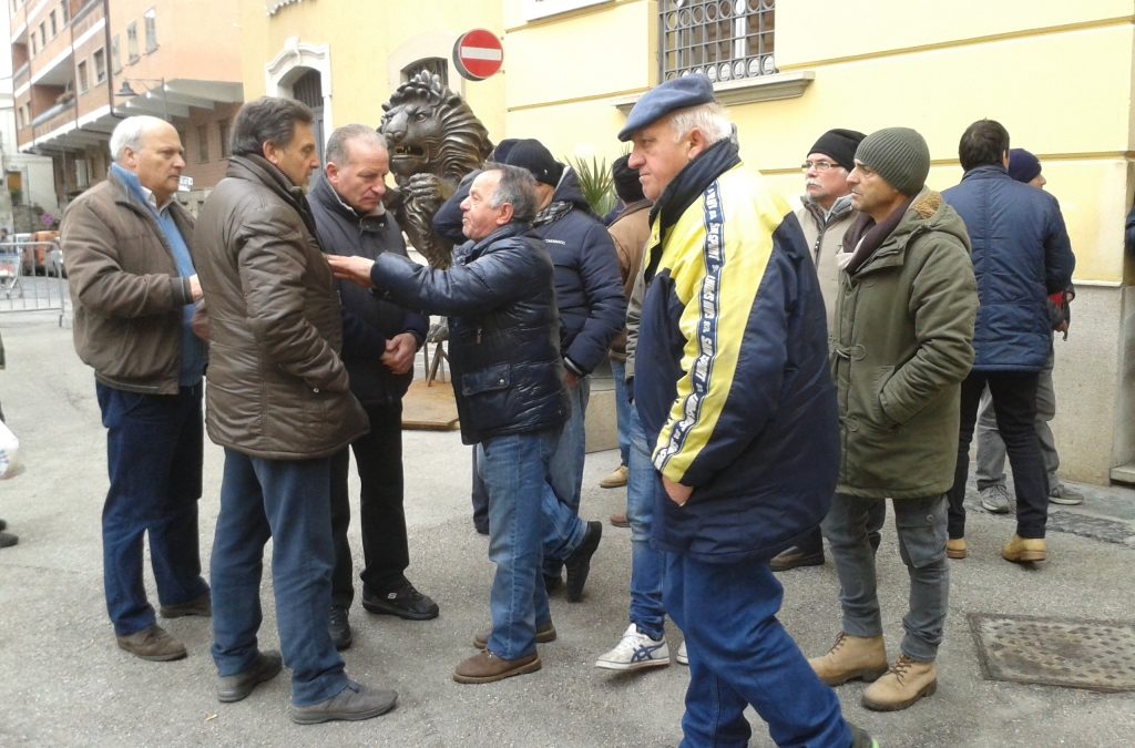 Commercianti ambulanti in presidio
“Tasse aumentate del 400 per cento”