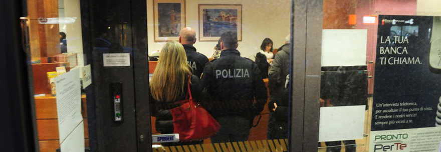 Rapinarono banca a Rovigo fuggendo con 150mila euro
Quattro malviventi arrestati agli imbarcaderi di Villa