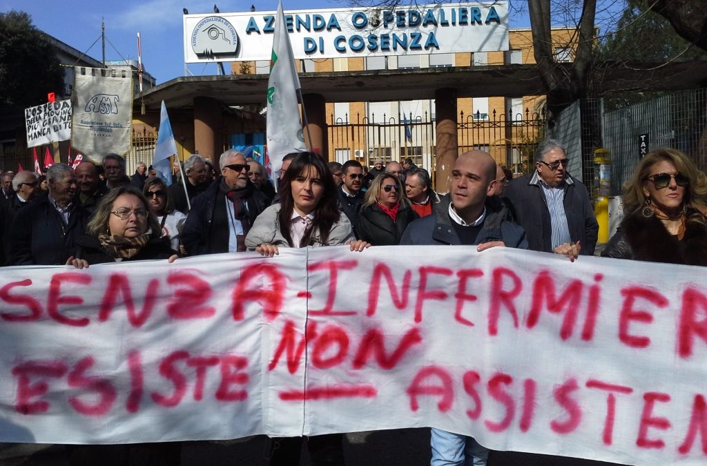 Cosenza, l’ospedale dell’Annunziata si ferma
Medici e infermieri scioperano contro il Governo