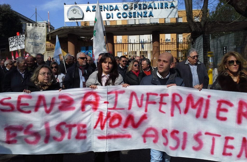 Cosenza, l’ospedale dell’Annunziata si ferma
Medici e infermieri scioperano contro il Governo