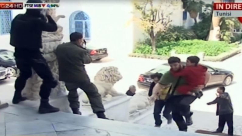 Lucani scampati all'inferno  di Tunisi 
Salvi perché rimasti a riposare sulla nave