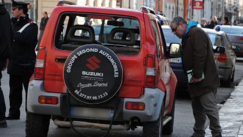 Spari davanti il teatro di Reggio, l'attentatore
non era ubriaco. Indagini sulla pistola utilizzata