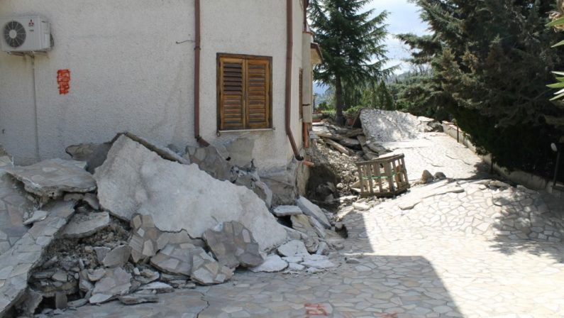 Viaggio tra le frane che hanno devastato Oriolo
Le immagini delle case e delle strade