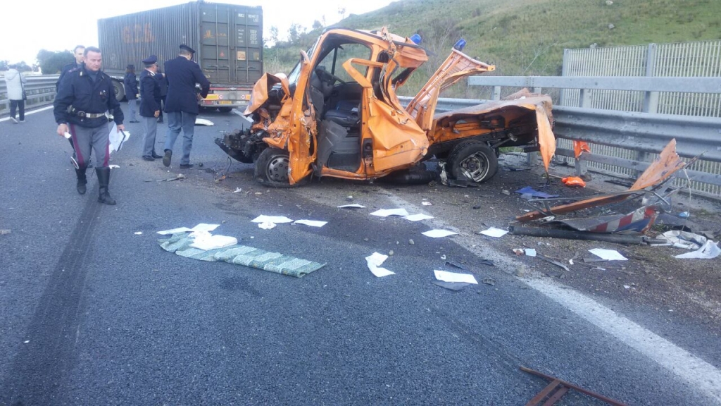 Incidente sulla Salerno-Reggio Calabria
Feriti due dipendenti dell’Anas in servizio