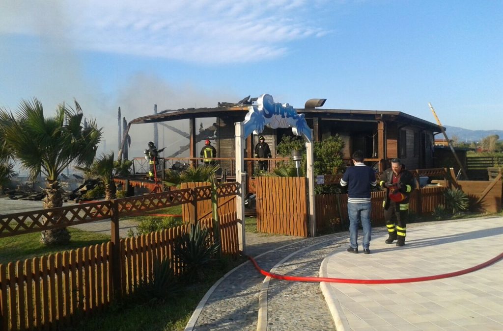 LE FOTO – L’incendio al lido Sunrise