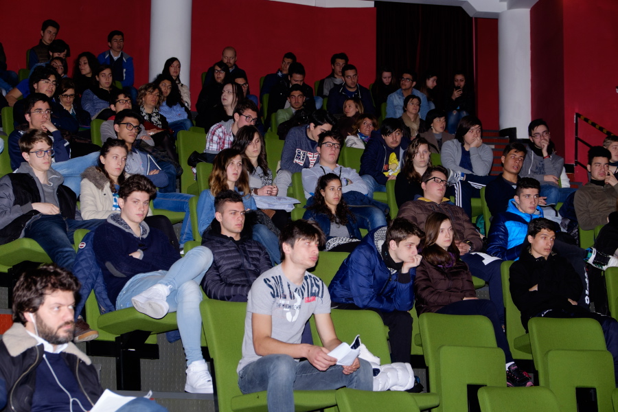 Marcello Pittella incontra gli studenti del Pasolini
Nuova tappa del tour “verità” sulle estrazioni