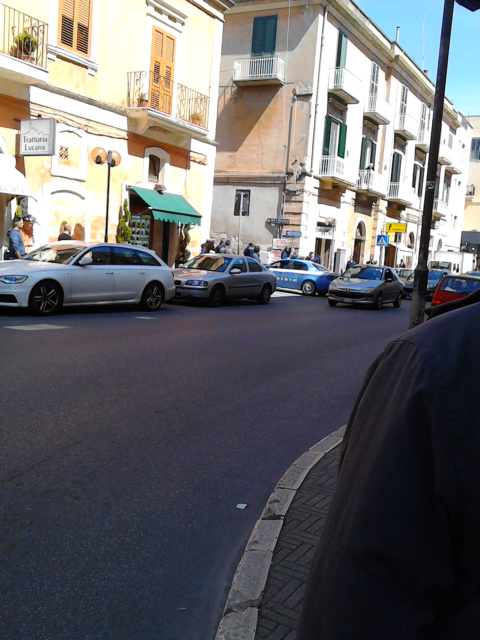 Vivevano al C.A.R.A. e nel frattempo
facevano i pusher, fermati due extracomunitari